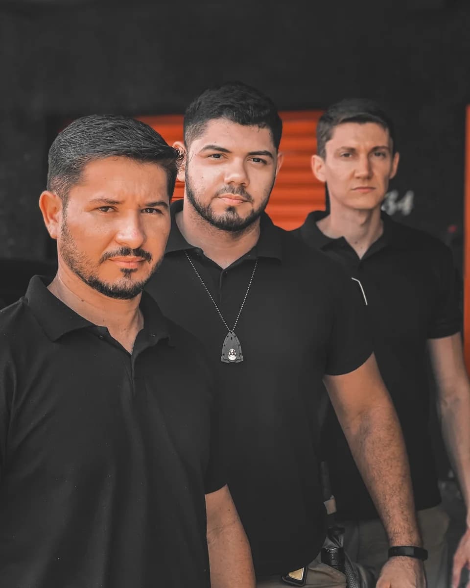 Equipe operacional da CAAD Segurança uniformizada